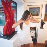 Vestido corto con estampado animal print, escote halter y espalda descubierta. El ruedo es irregular, con un pico en el lateral.