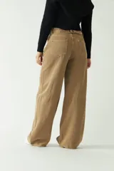 Pantalón de jean negro de tiro medio y corte wide leg.