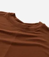 Blusa tipo muscle tee color turquesa, hecha en ribana de viscosa y poliéster, con escote redondo y sin sisas.