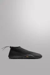 Zapato técnico negro para actividades deportivas en entornos acuáticos. Parte superior fabricada en tejido técnico con puntera y talón recubiertos para proteger de la abrasión. Ajuste mediante pieza técnica y suela Vibram® de goma.