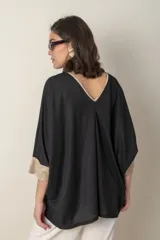 Blusa italiana color crema, tipo poncho, con escote en V con lurex, mangas 3/4 y puños ajustados.