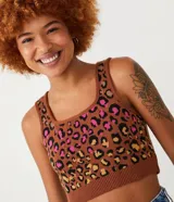 Top musculosa cropped de tejido de punto con escote cuadrado y estampado animal print de jaguar en tonos marrón, negro, rosado y amarillo.