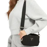 Bandolera Guess Eco Gemma color negro, confeccionada en nylon reciclado con herrajes dorados y logo triangular de la marca. Cuenta con correa regulable y desmontable, bolsillo frontal con cierre, cierre superior y compartimentos internos.