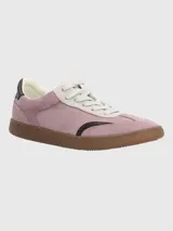 Zapatillas deportivas urbanas de color lila con detalles en blanco y suela marrón.
