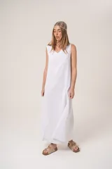 Vestido largo sin mangas, color verde militar, con escote en V y corte recto/holgado. Presenta un detalle de costura vertical en el centro de la falda.