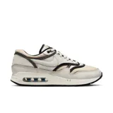 Championes Nike Air Max 1 '86 Premium, color crema con detalles en negro y blanco.