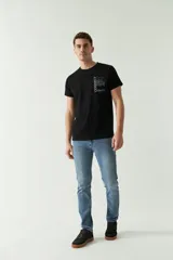 Remera negra de algodón con estampado en el frente y la palabra "CONNECT" estampada verticalmente en blanco en el lateral izquierdo.