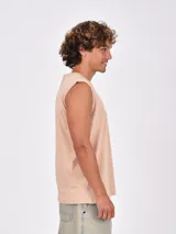 Musculosa sin mangas color azul, con cuello redondo y estampado frontal con texto en blanco.