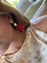 Aros colgantes con forma de flor, de color rojo y dorado.