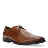 Zapato acordonado de cuero color marrón claro, con suela negra.