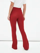 Calza larga de lycra color bordó, de tiro alto y corte ajustado.