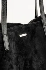 Bolso negro tipo tote bag confeccionado en gamuza vegana, con doble asa de hombro.