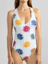 Malla entera blanca con rayas verticales celestes y estampado de flores de colores.