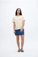 Remera color crema con estampado pequeño en el pecho con la leyenda "UNFRM. Redefining Energy Club".