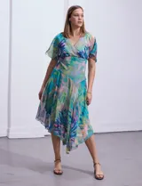 Vestido de gasa estampada marca Rabbit Designs, con escote delantero y de espalda en V, corte en la cintura y ruedo asimétrico. Tiene forro interno a tono.