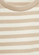 Camiseta de algodón de rayas en tonos beige y blanco, de corte clásico y manga corta.