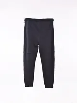 Pantalón de jogging color verde oliva con cintura elástica ajustable con cordón, bolsillos laterales y rodilleras reforzadas.