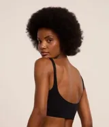 Soutien top color piel, confeccionado en poliamida con acabado seamless, escote en U y breteles anchos fijos.