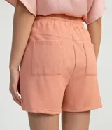 Short de poliéster color salmón con cintura elástica, cordón de ajuste, bolsillos laterales y pliegues frontales.