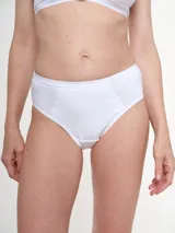 Bombacha clásica de tiro alto color blanco, confeccionada en algodón y lycra.