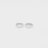 Aros pequeños plateados de plata 925 con circonias incrustadas, de forma ovalada con barra horizontal.