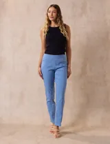 Pantalón verde esmeralda de gabardina elastizada, corte recto y pretina ancha con faja interna modeladora.