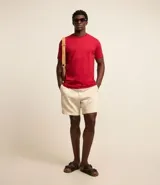 Remera de hombre color verde grisáceo, de manga corta y cuello redondo, confeccionada en algodón peruano.