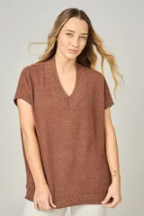 Remerón color chocolate con lurex, escote en V y mangas cortas.