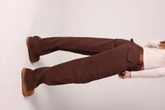 Pantalón jean marrón de corte ancho con costuras marcadas y bolsillos laterales.