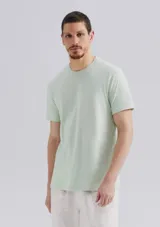 Remera básica de manga corta color gris claro, con cuello redondo.