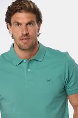 Remera polo de piqué lisa color rojo, con cuello en rib y botones personalizados.