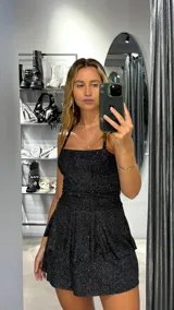 Vestido corto negro con lurex plateado, escote cuadrado y breteles finos.