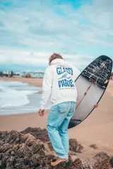 Hoodie color natural con estampado en la espalda con la frase "Glassy Wave".