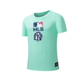 Remera verde agua con el logo de la MLB y el logo de los New York Yankees estampado en el frente.
