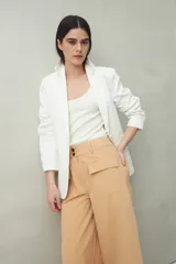 Pantalón wide leg color beige de algodón, con bolsillos delanteros con solapa y cierre con dos botones.