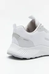 Zapatillas deportivas negras de tela transpirable con cordones a tono y suela blanca de 3cm de alto.