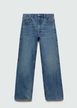 Pantalón de jean celeste, de corte recto, con tiro medio, cierre de cremallera y botón, trabillas, dos bolsillos delanteros, bolsillo portamonedas y dos bolsillos de parche en la parte posterior.