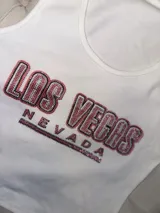 Top blanco de algodón con estampa "LAS VEGAS NEVADA" con strass plateado y rosa.