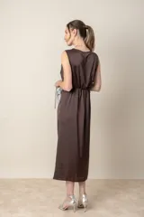 Vestido italiano marrón chocolate, de corte recto con lazo lateral.