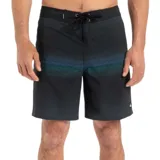 Boardshort de surf negro con cordón ajustable en la cintura y un patrón de rayas horizontales finas en tonos azul y verde en la parte superior. Presenta un pequeño logo blanco en la pierna derecha.