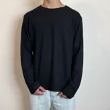 Buzo negro de micropanal con cuello redondo y mangas largas.