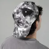 Gorra de béisbol con estampado camuflado en tonos grises y negros.