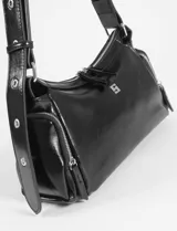 Cartera de hombro en cuero vegano, color negro, con múltiples bolsillos y cierre.