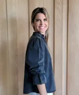 Blusa atemporal de color negro, con manga larga, cuello en V y diseño fresco.