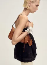 Top palabra de honor negro, con bajo abullonado y cierre de cremallera en la parte posterior.