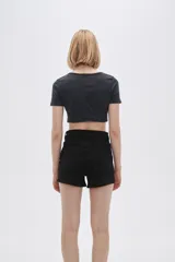 Top cropped negro de poliamida con cuello redondo y mangas cortas. Diseño ajustado al cuerpo.