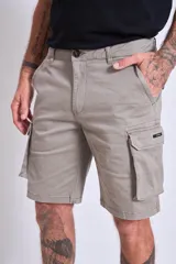 Bermuda color beige con bolsillos cargo laterales.