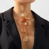 Collar de acero inoxidable con diseño floral, disponible en dorado y plateado, con medidas ajustables.