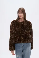 Chaqueta corta de piel sintética con estampado animal (leopardo/jaguar) en tonos marrones y negros. Tiene cuello redondo y corte holgado.