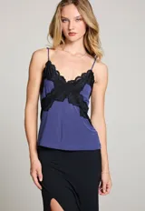 Top azul con tirantes finos y corpiño de encaje negro.
